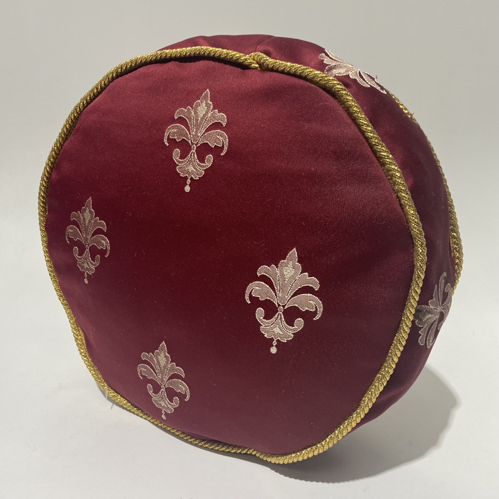 CUSHION, Red (Dark) Fleur De Lys w Gold Piping - Round